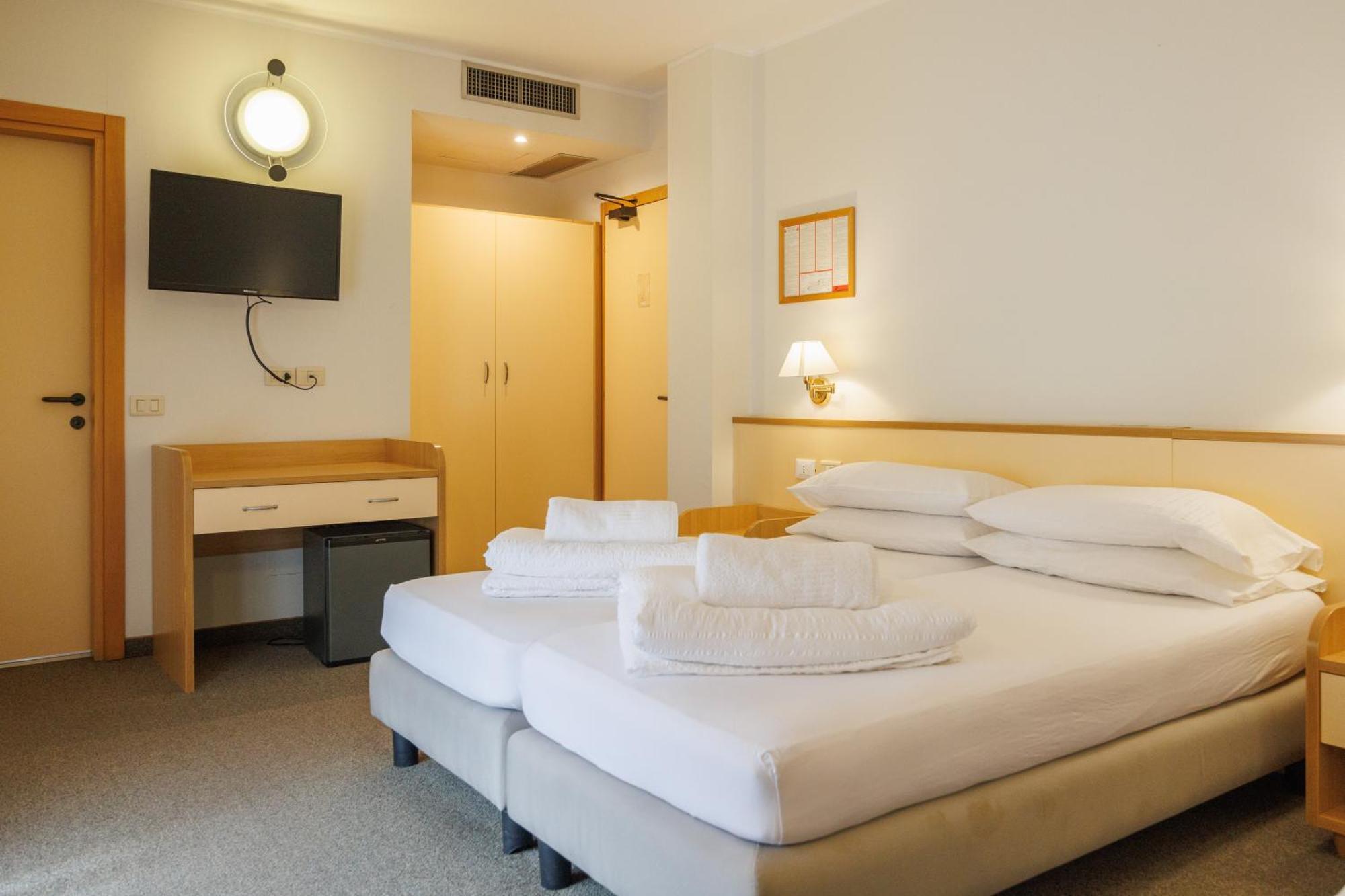 Club Hotel E Residence La Vela Torbole Sul Garda Extérieur photo